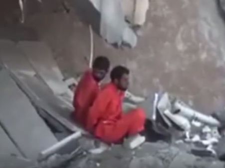 வேவு பார்த்ததாக புகார்... 2 ஆண்களின் உடலில் வெடிகுண்டுகளைக் கட்டி சித்ரவதை செய்து கொன்ற ஐஎஸ்ஐஎஸ்!