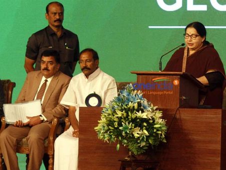 சர்வதேச முதலீட்டாளர்கள் மாநாட்டில் ரூ. 2.42 லட்சம் கோடி முதலீட்டுக்கான ஒப்பந்தங்கள் கையெழுத்து: ஜெ.