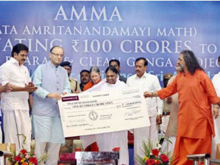 தூய்மை இந்தியா திட்டத்துக்கு ரூ.100 கோடி.. காசோலையை அருண்ஜெட்லியிடம் வழங்கினார் மாதா அமிர்தானந்தமயி