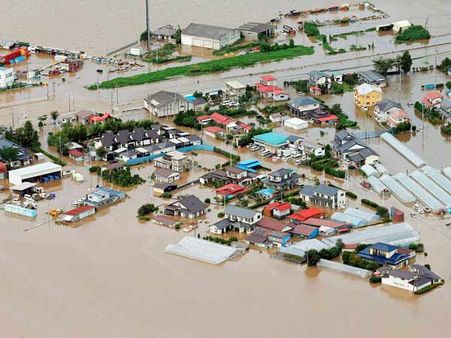 ஜப்பானைப் புரட்டிப் போட்ட புயல் மழை- 1 லட்சம் பேர் வீடுகளின்றி தவிப்பு; நீடிக்கும் அபாயம்!