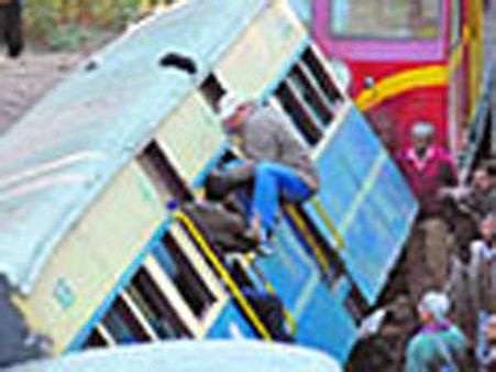 இமாச்சலப் பிரதேசத்தில் மலைரயில் பெட்டி தடம் புரண்டு விபத்து- 2 வெளிநாட்டினர் பலி; 20 பேர் படுகாயம்