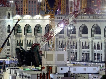 மின்னல் தாக்கவில்லை, பலத்த காற்று வீசியதால்தான் கிரேன் விழுந்தது... சவுதி அதிகாரி தகவல்