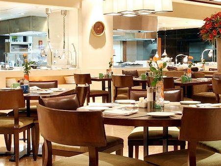 யு.கே.வில் அட்டூழியம்: பார்வையற்ற 19 வயது பெண்ணை ஹோட்டலை விட்டு விரட்டிய மேனேஜர்