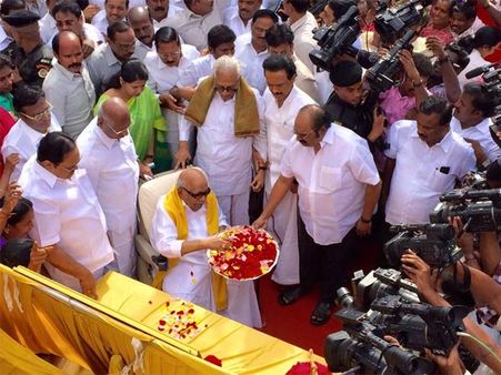 பேரறிஞர் அண்ணாவின் 107வது பிறந்த நாள்.. அண்ணா சிலைக்கு கருணாநிதி, ஸ்டாலின் மலர் தூவி மரியாதை