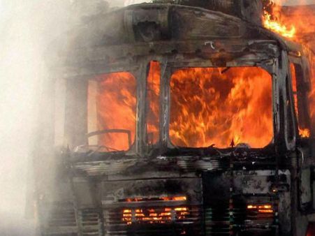 சூடான் நாட்டில் டேங்கர் லாரி வெடித்து 100 பேர் பலி... கச்சா எண்ணெயை பிடிக்கச் சென்ற போது பரிதாபம்