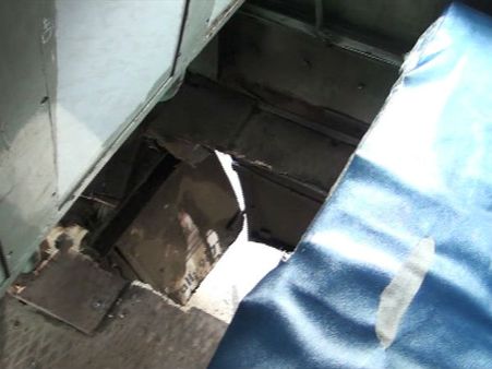 தமிழக ஓட்டை பேருந்தில் இருந்து சாலையில் விழுந்து உயிர் பிழைத்த பெண்... 4 பேர் சஸ்பெண்ட்