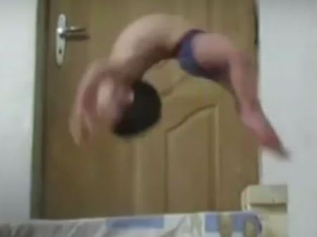 இது என்ன உடம்பா இல்லை ரப்பரா?: பார்ப்பவர்களை அசத்தும் சுட்டிக் குழந்தை