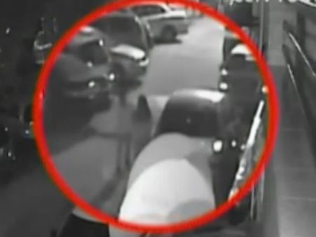 வெளிநாட்டுப் பெண்ணை காப்பாற்றி அவரை தாக்கியவரை விரட்டிப் பிடித்த டெல்லி 'பசங்க'