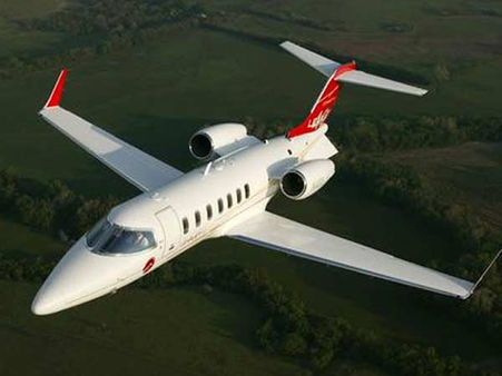 யு.எஸ். ஏர்போர்ட்டில் நிறுத்தி வைக்கப்பட்டிருந்த குட்டி விமானத்தை திருட முயன்ற நபர்