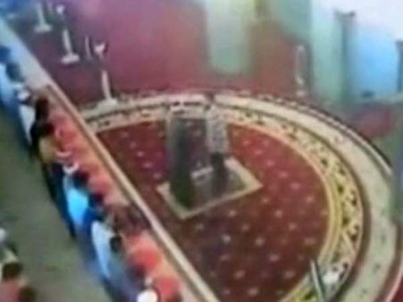 மலேசியாவில் ஜும்மா தொழுகை நடத்திய இமாமின் கன்னத்தில் அறைந்த இந்தியர்