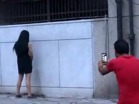 ஒரு பெண் பொதுஇடத்தில் சிறுநீர் கழித்தால் என்ன ஆகும்?: நீங்களே வீடியோவை பாருங்க