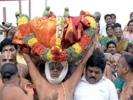 திருப்பதியில் இன்று கருடசேவை... ஸ்ரீவில்லிப்புத்தூரில் ஆண்டாள் சூடிக்கொடுத்த மாலை திருமலைக்கு வருகை