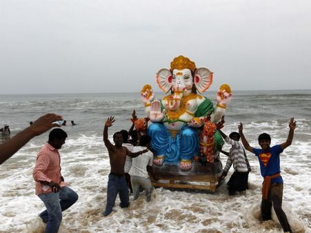 15,000 போலீஸ் பாதுகாப்புக்கு மத்தியில்.... சென்னைக் கடலில் கரைக்கப்பட்ட விநாயகர் சிலைகள்