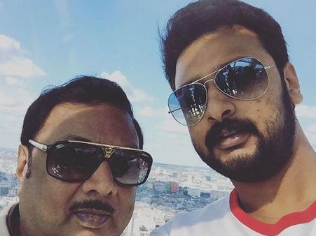 பரபரப்பான அரசியல் சூழ்நிலையிலும், லண்டனில் குடும்பத்தோடு செல்ஃபி எடுத்துக்கொண்டிருக்கும் அழகிரி!