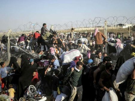 அலைமோதிய அகதிகள் கூட்டத்தால் மூடிய செர்பியாவுடனான எல்லையை மீண்டும் திறந்த ஹங்கேரி