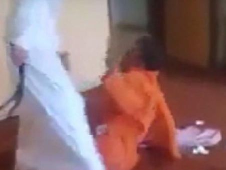 இந்தியத் தொழிலாளியை மிருகத்தனமாக அடித்து உதைத்த சவுதி நபர்.. வைரலாகும் வீடியோ