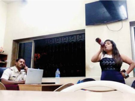 காவல் நிலையத்திலேயே பீர் குடித்து விட்டு ரகளை செய்த இளம் பெண்... சமாளிக்க முடியாமல் திணறிய போலீசார்