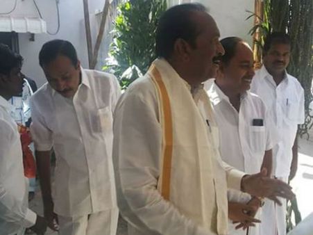 பட்டு வேட்டி- சட்டையில் மாப்பிள்ளையான வைகோ!