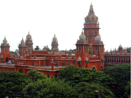 கட்டாய ஹெல்மெட் சட்டத்தை முறையாக அமல்படுத்தவில்லை... தமிழக அரசுக்கு உயர்நீதிமன்றம் 