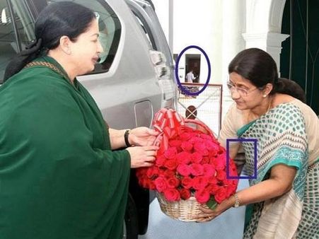 முதல்வருடன் அமைச்சர்கள், அதிகாரிகள்... போட்டோவில் கட்டிங்... ஒட்டிங்... நடந்தது என்ன?