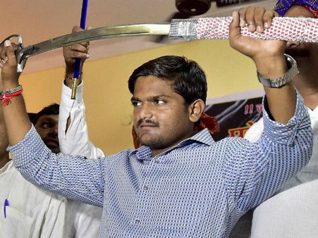 போலீசிடம் இருந்து 'எஸ்' ஆன 'பாஸ்' ரிட்டர்ன்... கடத்திப் போய் மிரட்டியதாக ஹர்திக் படேல் புதுகதை!