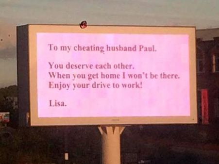 சாலையில் 15 அடி போர்டு வைத்து கணவரின் கள்ளத் தொடர்பை அம்பலப்படுத்திய பலே மனைவி!