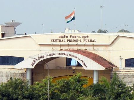 புழல் சிறையில் போலீசார் மீது கொலைவெறி தாக்குதல் நடத்திய கைதிகள் வேறு சிறைகளுக்கு மாற்றம்