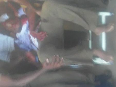 புழல் சிறையில் பயங்கர மோதல்- 2 ஜெயிலர்களை 5 மணிநேரம் பிணைக் கைதியாக பிடித்த கைதிகள்!!