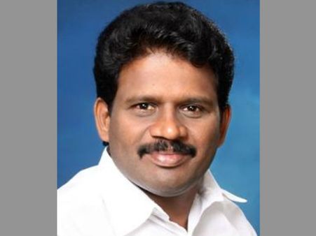 துப்பாக்கியும், தோட்டாவுமாக மதுரைக்குக் கிளம்பிய மாஜி திமுக எம்.பி.. சென்னை ஏர்போர்ட்டில் சிக்கினார்