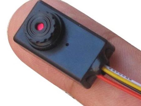 ஷூவில் ஸ்பை கேமரா வைத்து பெண்களின் 'அந்த' பகுதியை போட்டோ எடுத்த வக்கீல்