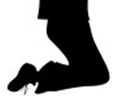 கொளுத்தும் வெயிலில் முதுகில் செங்கல்லோடு முட்டி போட வைத்துத் தண்டனை... 7ம் வகுப்பு மாணவி பலி!