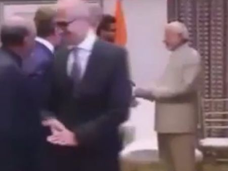 மோடியிடம் கை குலுக்கிய பின்னர் கையைத் துடைச்சுக்கிட்டாரமே சத்யா நாதெள்ளா?.. வைரலாகும் வீடியோ