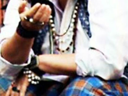 பிச்சை புகினும் கற்கை நன்றே... தேனியில் பிச்சை எடுத்தவர் மருத்துவ மாணவியாக ரஷ்யா பறந்தார்!