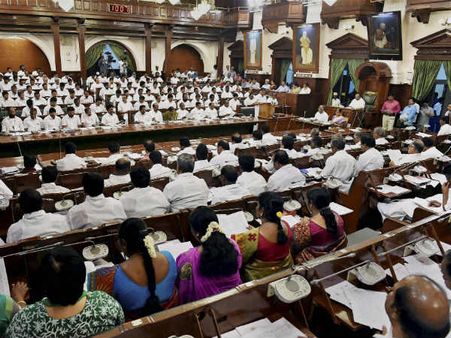 சட்டமன்ற நடவடிக்கைகளை நேரடியாக ஒளிபரப்ப தடையாக இருப்பது எது?