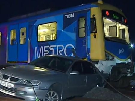 நல்லாத்தான போய்கிட்டு இருந்துச்சி... ஜிபிஎஸ் சொன்னபடி கார் ஓட்டி நடு தண்டவாளத்தில் சிக்கிய வாலிபர்!