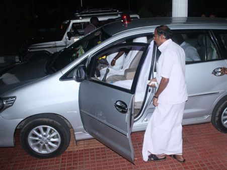 கரூரில் அமைச்சர் தலைமையில் அதிமுக ரகசிய விசாரணைக் கூட்டம்- ஆஜரான செய்தியாளர்களால் பரபரப்பு!