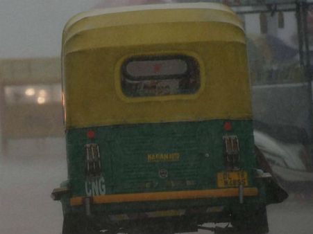 டெல்லியில் பெண்களுக்கு மட்டுமல்ல.. வாகனங்களுக்கும் கூட பாதுகாப்பு இல்லையே!