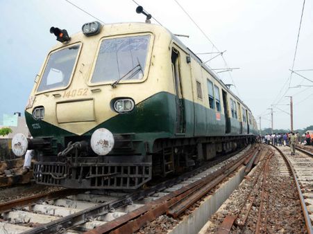 சென்னை பறக்கும் ரயில் பெட்டி திடீரென தடம்புரண்டு விபத்து- பயணிகள் காயமின்றி உயிர் தப்பினர்!