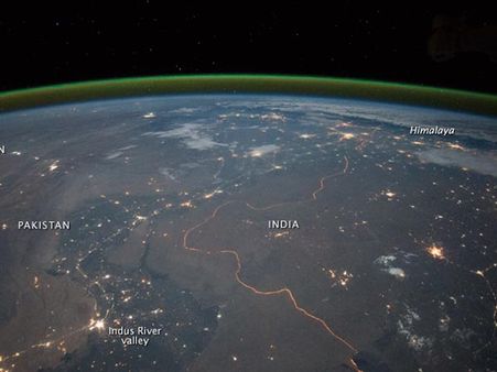 எப்படி ஒளிர்கிறது பாருங்கள்... அடித்துக் கொண்டிருக்கும் இந்தியா, பாகிஸ்தான் எல்லை