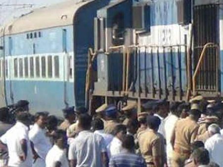 பலாத்கார முயற்சி... 3 ஆண்களிடமிருந்து தப்பும் போது ரயில் மோதி 15 வயது சிறுமி பலி