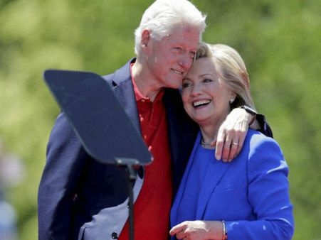 ரூமுக்குள் விட்டு கோவை சரளா போல கிளிண்டனை கும்மி எடுத்து விட்டாராாமே ஹில்லாரி!