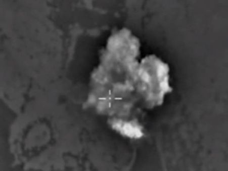 சிரியா தீவிரவாதிகள் மீது வான்வழியோடு கடற்படைத் தாக்குதலையும் தொடங்கிய ரஷ்யா