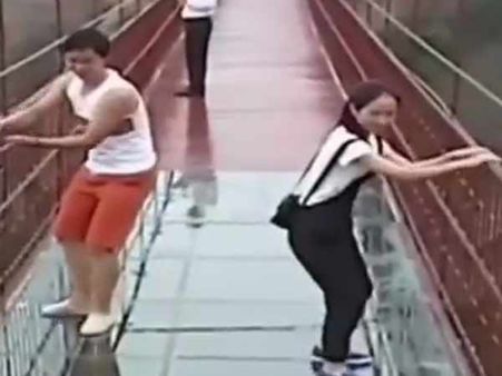 என்னாது சீனாவோட கண்ணாடிப் பாலம் உடைஞ்சுருச்சா?