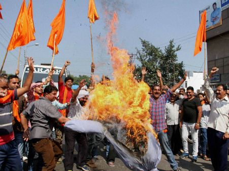 மாட்டிறைச்சி விவகாரத்தால் பதற்றம்... வதந்தி பரவாமல் இருக்க காஷ்மீரில் இணையசேவை முடக்கம்