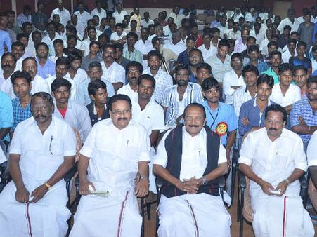 ரணகளத்திலும் மதிமுகவுக்கு ஒரு கிளுகிளுப்பு.. ஆயிரத்துக்கு மேற்பட்டோர் கட்சியில் இணைந்தனர்