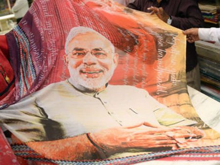 காவிக் கலரு ஜிங்குச்சா.. பீகாரைக் கலக்கும் மோடி சேலைகள்!