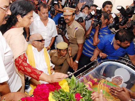 மனோரமாவின் உடலுக்கு கருணாநிதி நேரில் அஞ்சலி