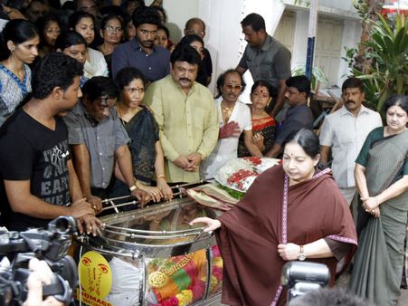 என்னை அம்மு என்று பாசத்தோடு அழைத்தவர் மனோரமா: ஜெயலலிதா நேரில் அஞ்சலி