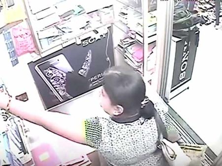 கடையில் நைசாக ஸ்மார்ட்போனை திருடிய பெண்: வீடியோ இதோ