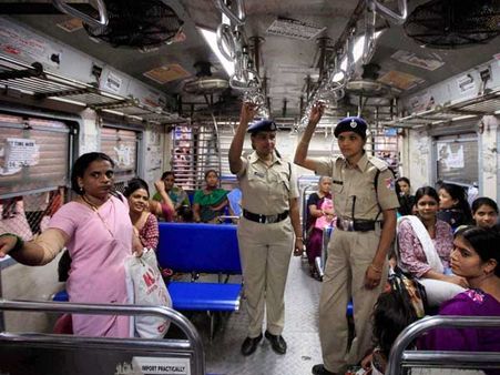 ரயில் பயணிகளே உஷார்.. நண்பர்களுக்காக துண்டு போட்டு சீட் பிடித்த 4பேர் கைது! 6 மாத சிறைக்கு வாய்ப்பு